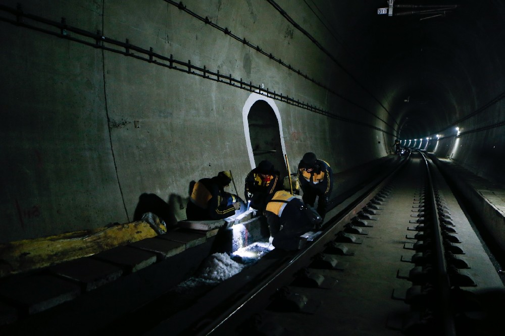 青山湖铁路运营隧道病害现状